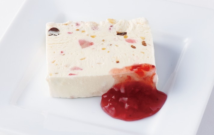 カッサータと季節のフルーツソースの画像